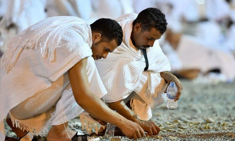 الحجاج يستقرون في مزدلفة استعدادًا لرمي جمرة العقبة