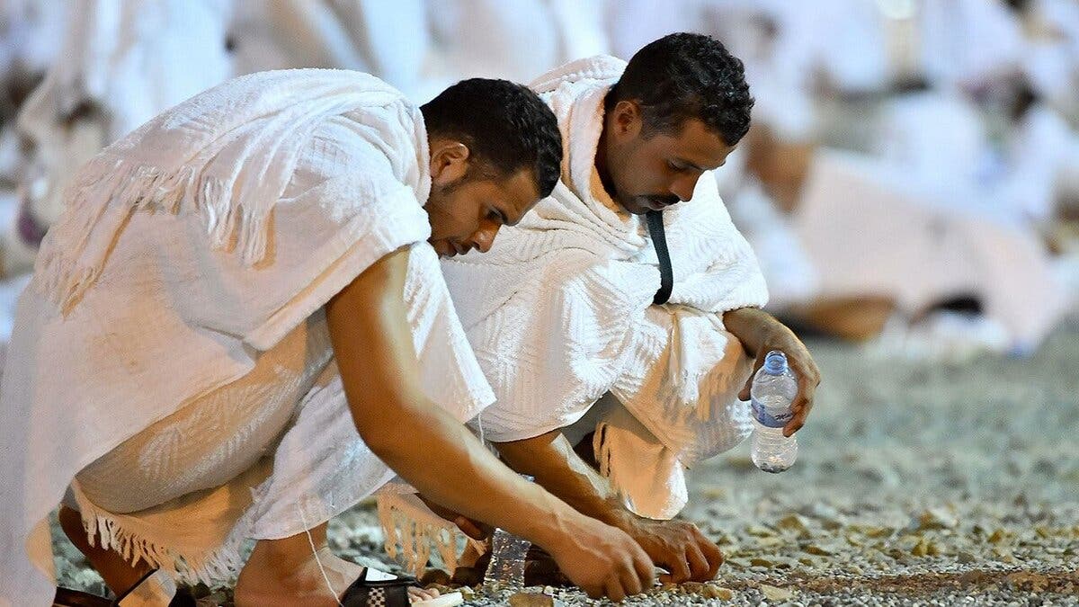 الحجاج يستقرون في مزدلفة استعدادًا لرمي جمرة العقبة