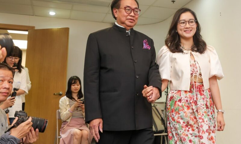 Ex-lawmaker Lo Wai-kwok, 73, to marry Cantonese opera actress 42 years his junior
