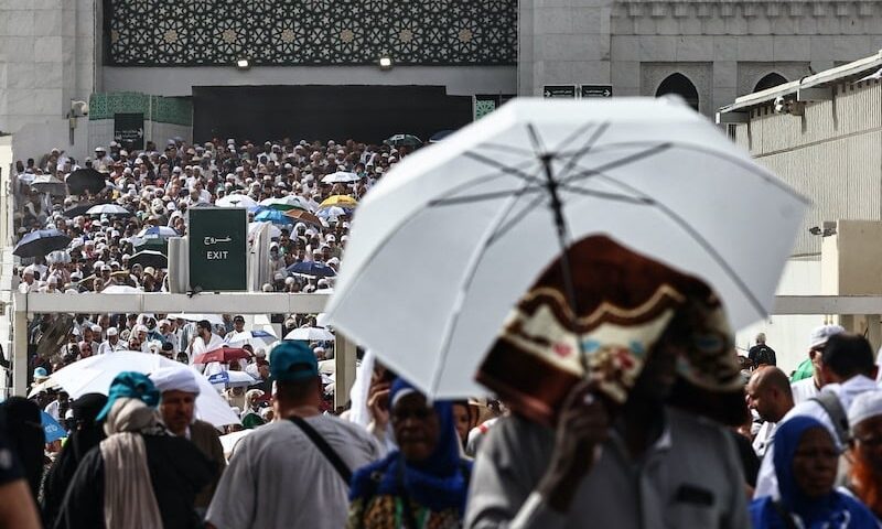 الحرارة القياسية تُرهق الحجاج في مكة