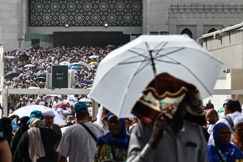 الحرارة القياسية تُرهق الحجاج في مكة