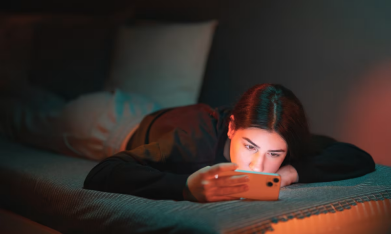 Teens need to press pause on late-night doomscrolling