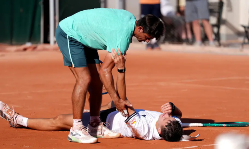 French Open: Jakub Mensik collapses on court as heatwave continues