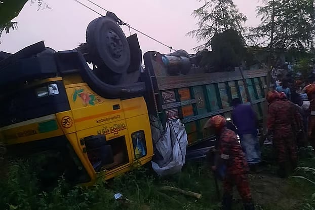15 killed as truck overturns near Jamuna Bridge in Tangail