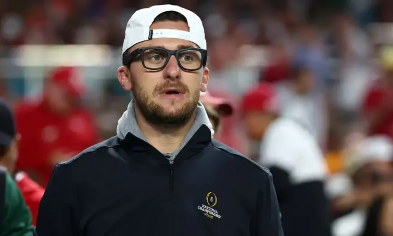 Johnny Manziel picks up MMA victory with first-round win over social media influencer