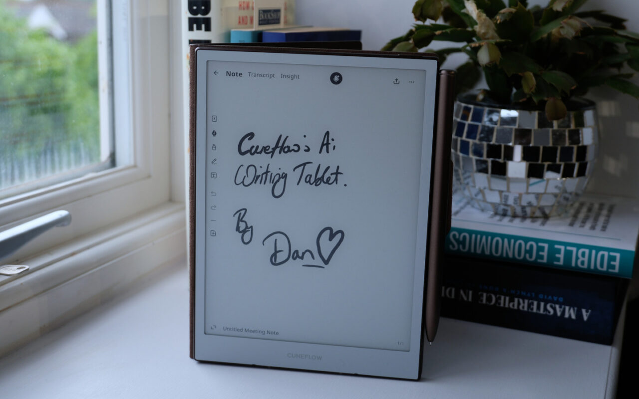 Cuneflow’s e-paper writing tablet uses AI to record and transcribe meetings