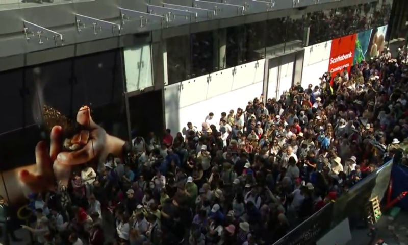 Hundreds attend opening of Oakridge Park Mall in Vancouver