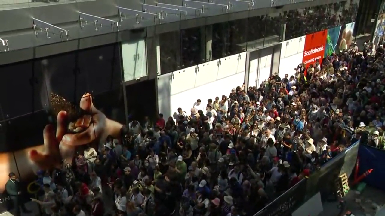 Hundreds attend opening of Oakridge Park Mall in Vancouver