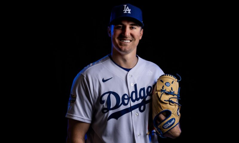 Shaikin: Hey, young athletes: Would you trust this former Dodgers pitcher to manage your money?