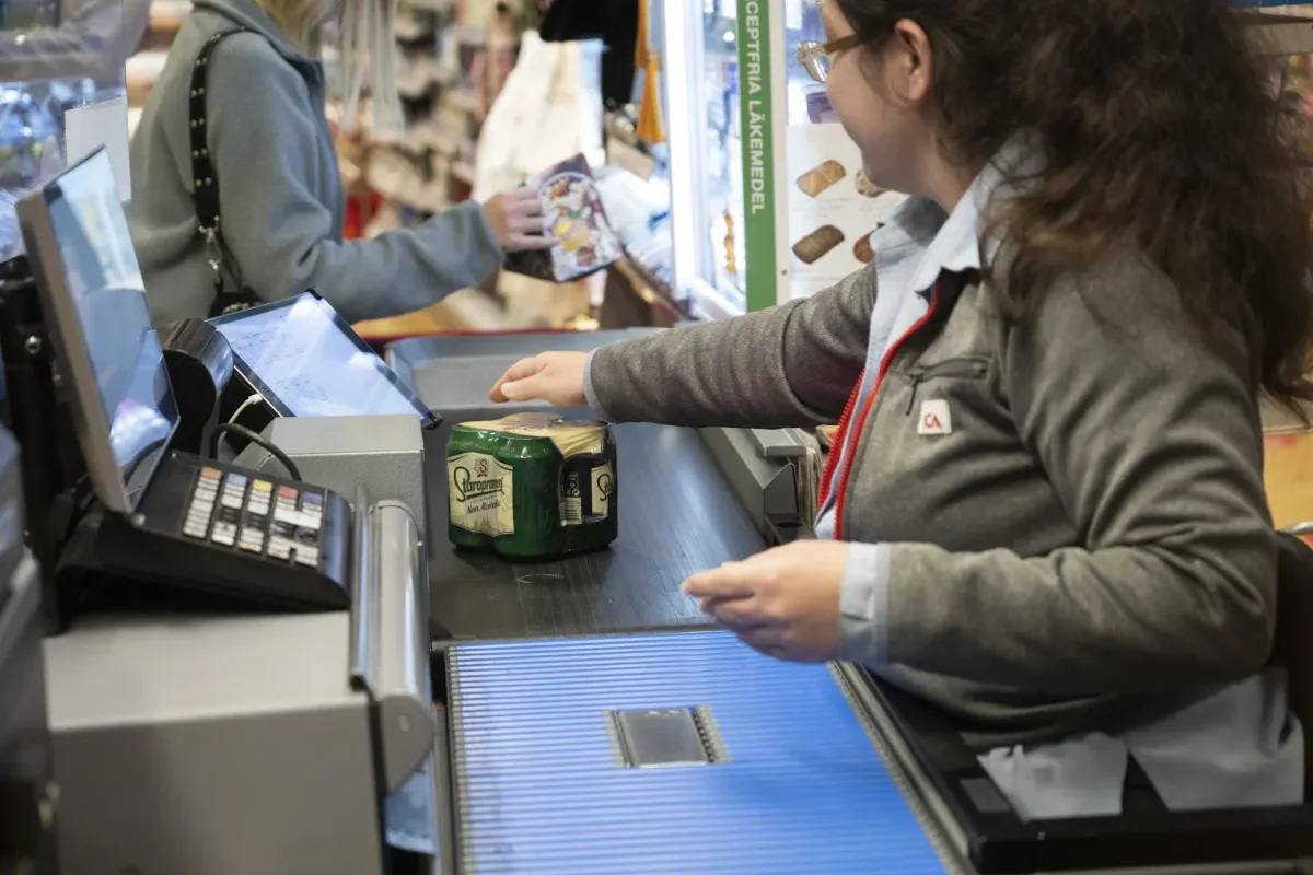 Sweden to force grocery stores and pharmacies to accept cash
