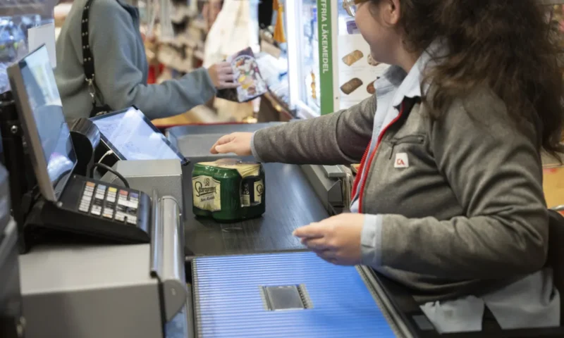 Sweden to force grocery stores and pharmacies to accept cash