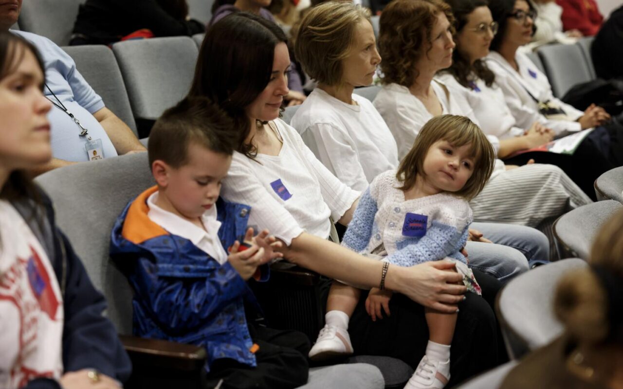 Screens would be banned until 2nd grade under draft LAUSD plan