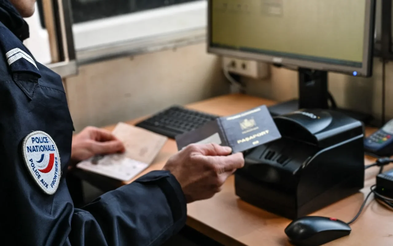 France refuses entry to hundreds of Brits