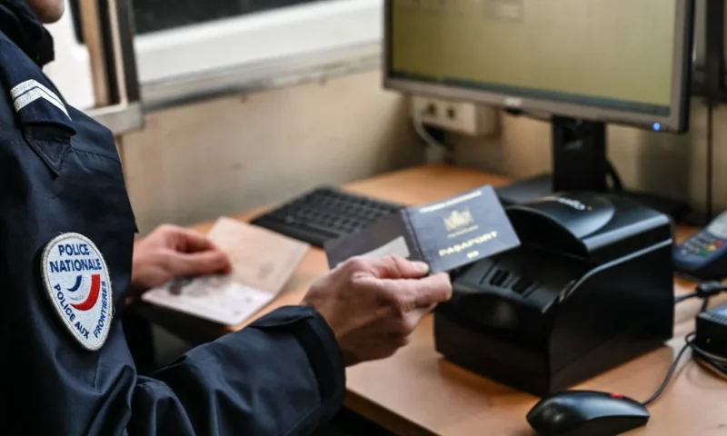 France refuses entry to hundreds of Brits