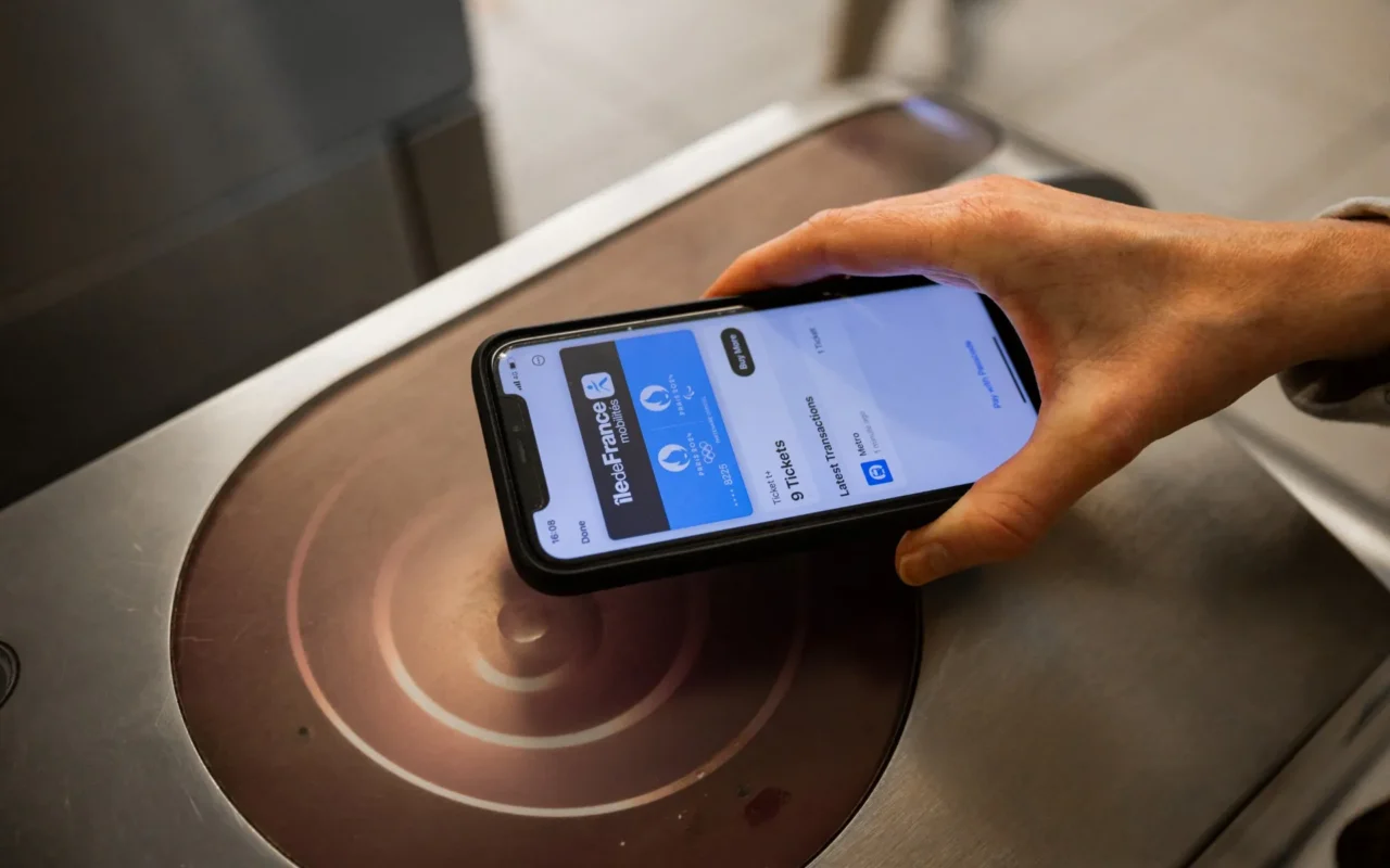 Navigo Easy or phone tickets? The best Paris Metro passes for visitors