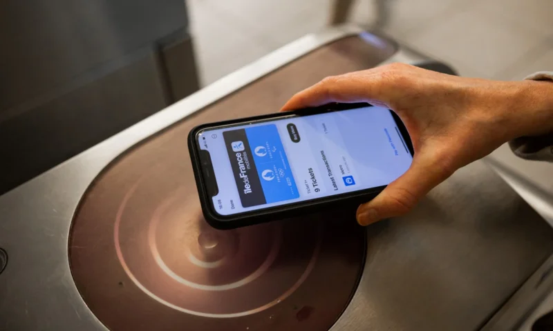 Navigo Easy or phone tickets? The best Paris Metro passes for visitors