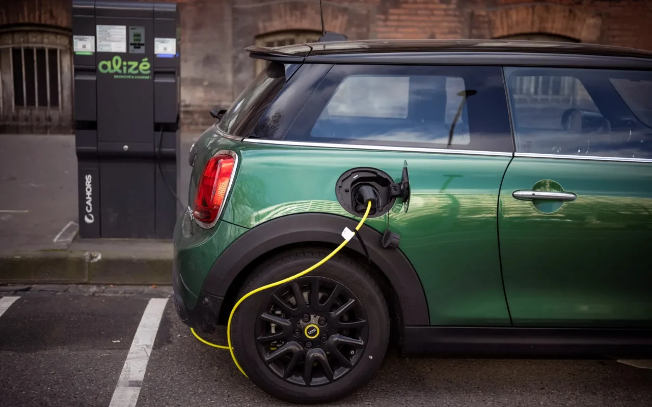France to get 240,000 more electric car charging points by 2030