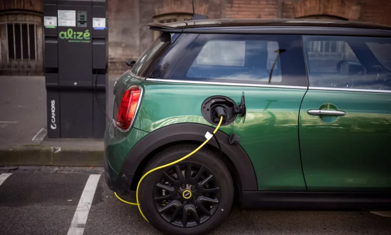 France to get 240,000 more electric car charging points by 2030