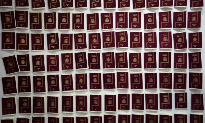 Spain grants citizenship to 300,000 foreigners in one year