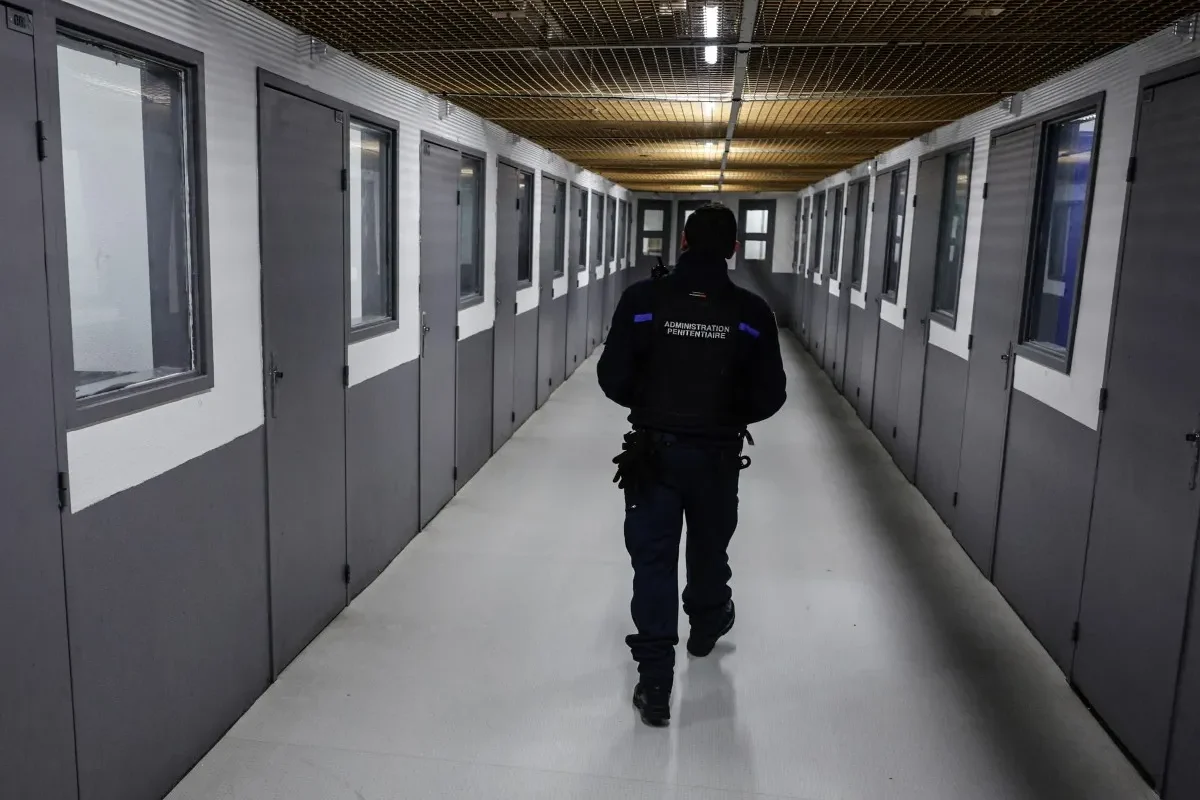 Heatwave makes conditions ‘inhumane’, say inmates at overcrowded Paris suburb prison