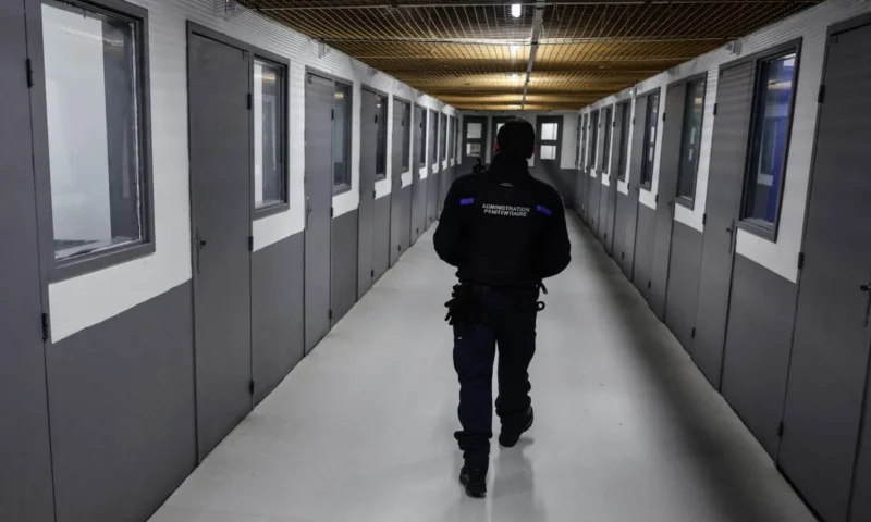 Heatwave makes conditions ‘inhumane’, say inmates at overcrowded Paris suburb prison