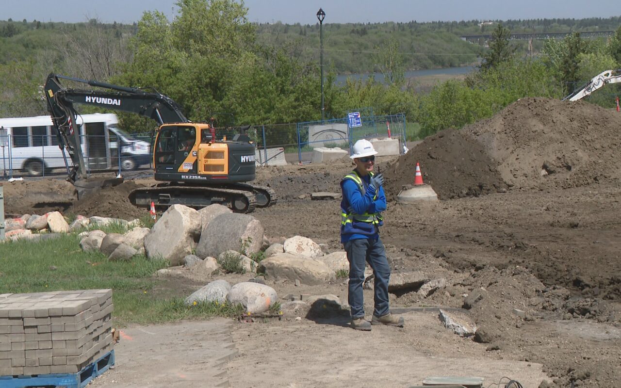 ‘It’s incredibly hot’: Saskatchewan workers seek reprieve from heat wave