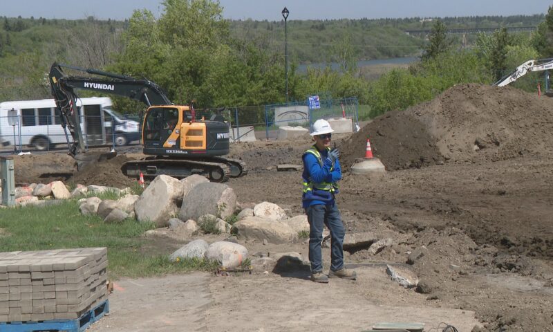 ‘It’s incredibly hot’: Saskatchewan workers seek reprieve from heat wave