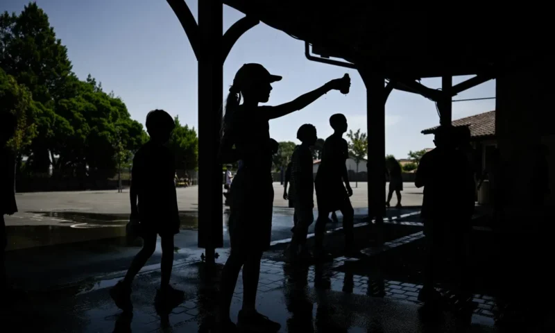 Can I keep my kids home from school in France during a heatwave?