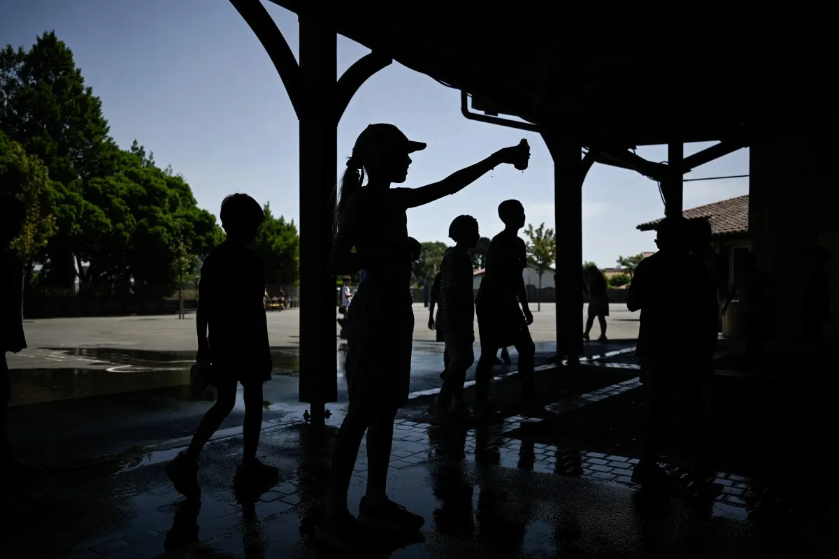 Can I keep my kids home from school in France during a heatwave?