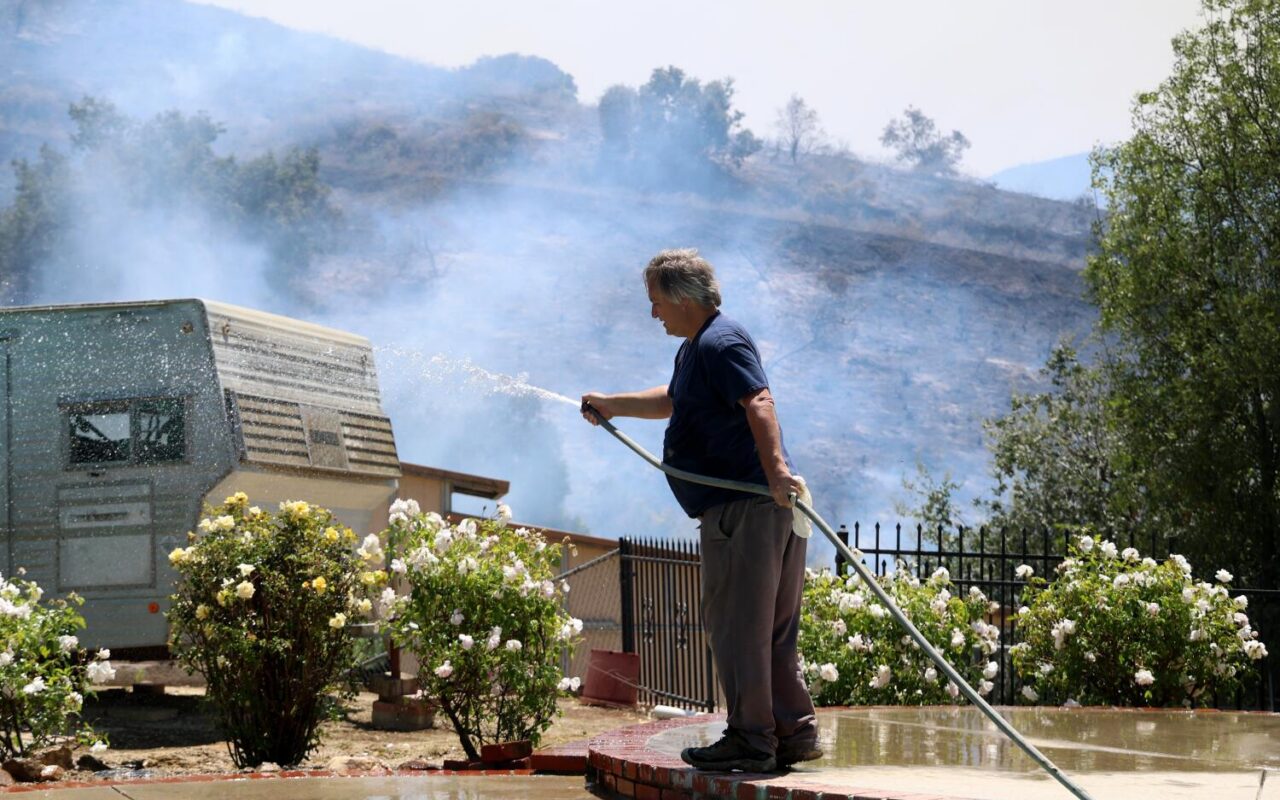 Sandy fire spreads, prompting evacuation warnings in L.A. County