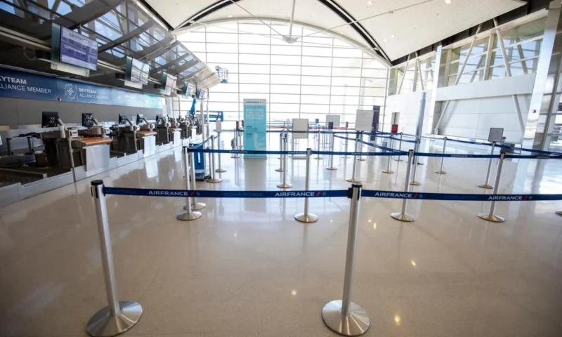 Can an airport concierge service help you with EES in France?