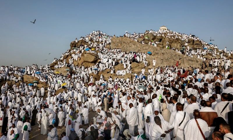 الحجاج يتوجهون للمبيت في مزدلفة