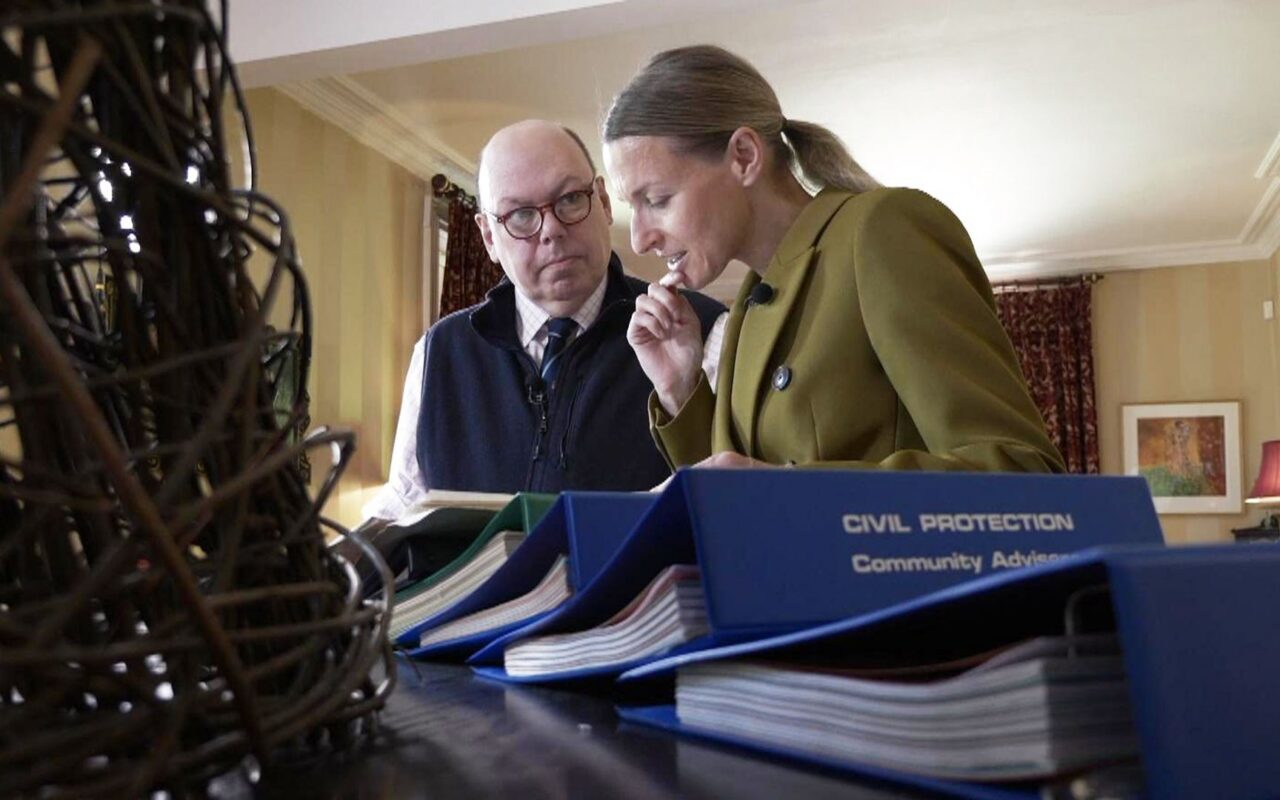 Why has the public been largely kept in the dark since the govt warned of the threat of war?