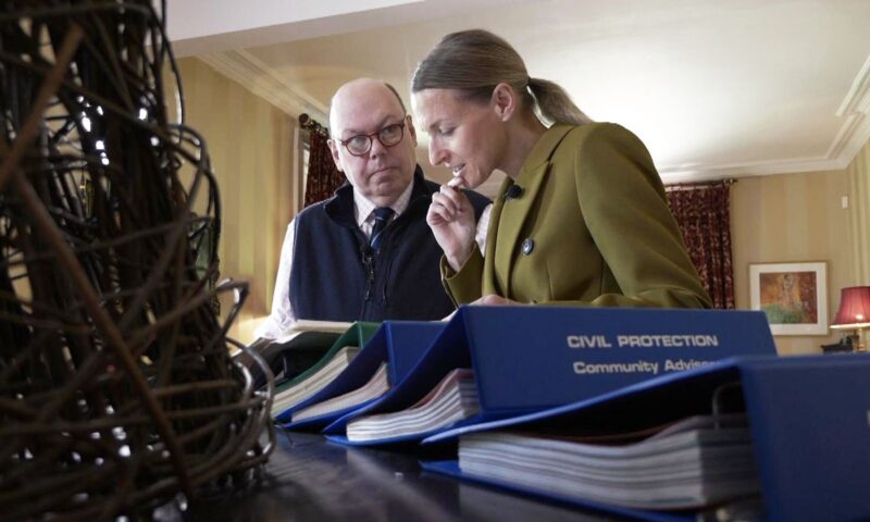 Why has the public been largely kept in the dark since the govt warned of the threat of war?