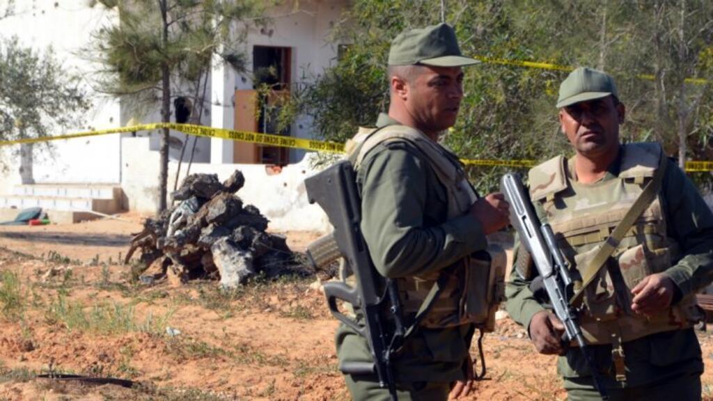 تونس: وزارة الدفاع تصدر بيانا ترفض فيه “التشكيك في حياد الجيش” رافضة الزج به في المزايدات السياسية