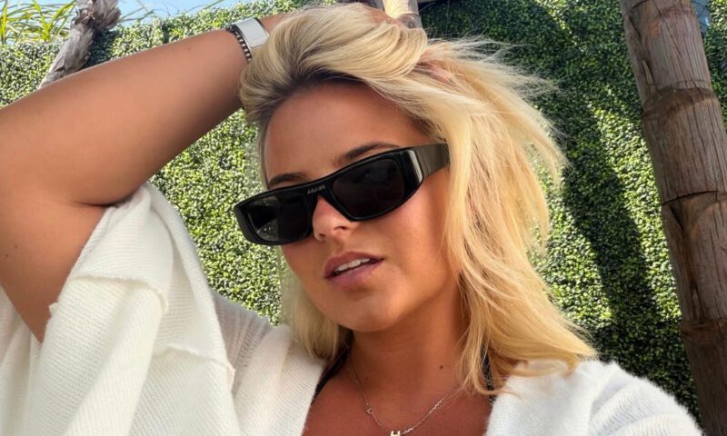 ‘Queen behaviour’ – Fans love Apollonia Llewellyn’s latest busty look as football Wag shows off underboob in low-cut top