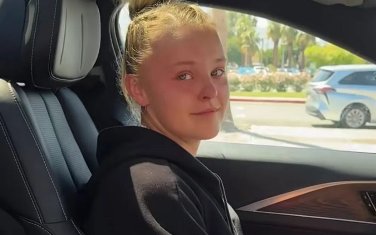 JoJo Siwa left in tears as she says goodbye to boyfriend Chris Hughes after reuniting