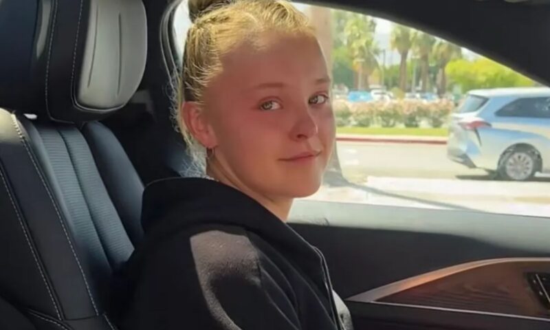 JoJo Siwa left in tears as she says goodbye to boyfriend Chris Hughes after reuniting