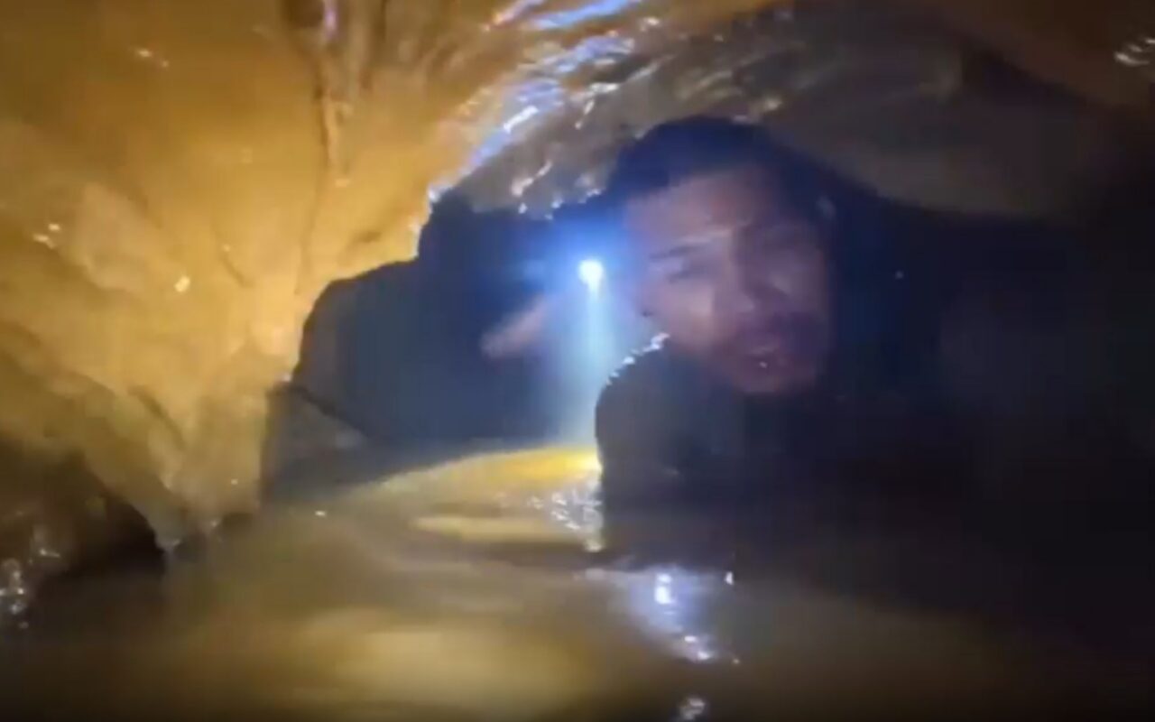 Nightmarish vids shows suffocatingly tight & flooded passages rescuers are crossing to reach seven stranded in Laos cave