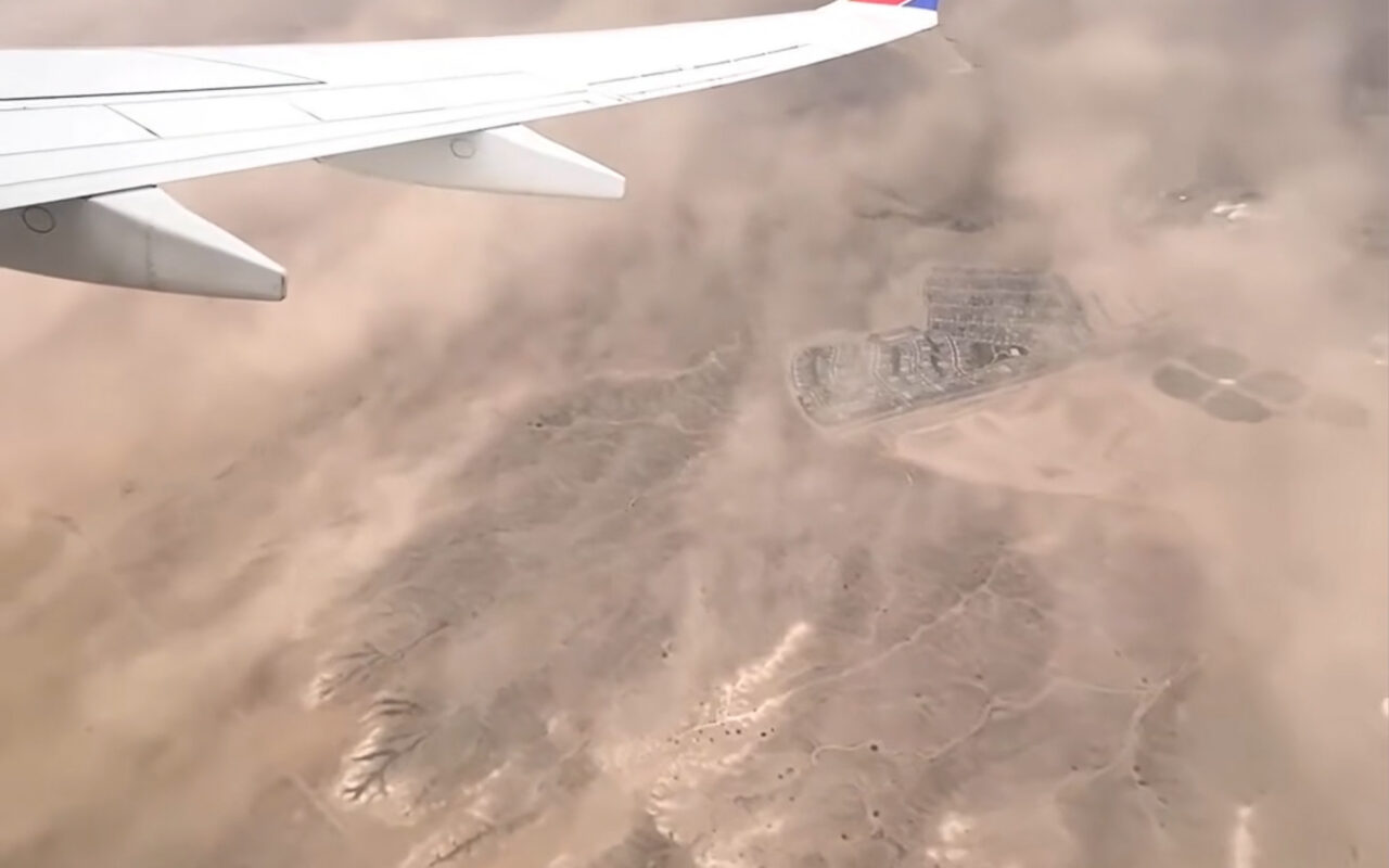 Airline passenger captures bizarre dust storm engulfing entire New Mexico town
