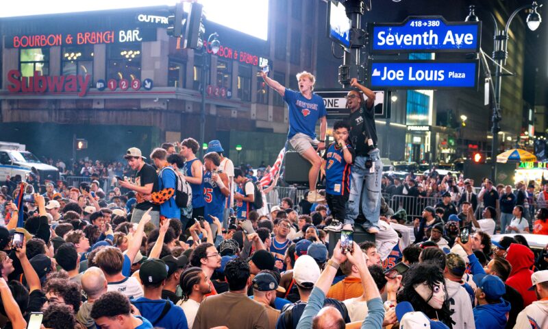 6 hauled off in cuffs as Knicks diehards celebrate outside NYC’s Madison Square Garden after historic playoff sweep