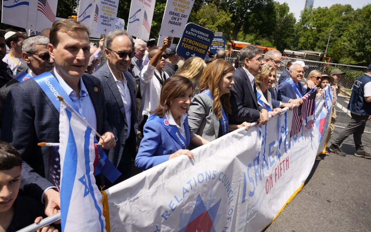 Ex-mayors join Hochul, Tisch and thousands at NYC’s Israel parade — while No-Show Mamdani bizarrely rides bike around town in business suit, no helmet