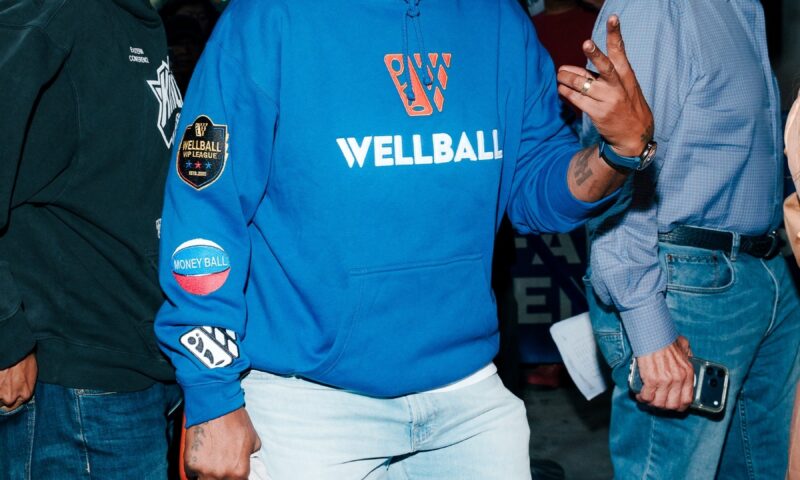 Stephon Marbury hypes up plane full of Knicks fans en route to Game 4