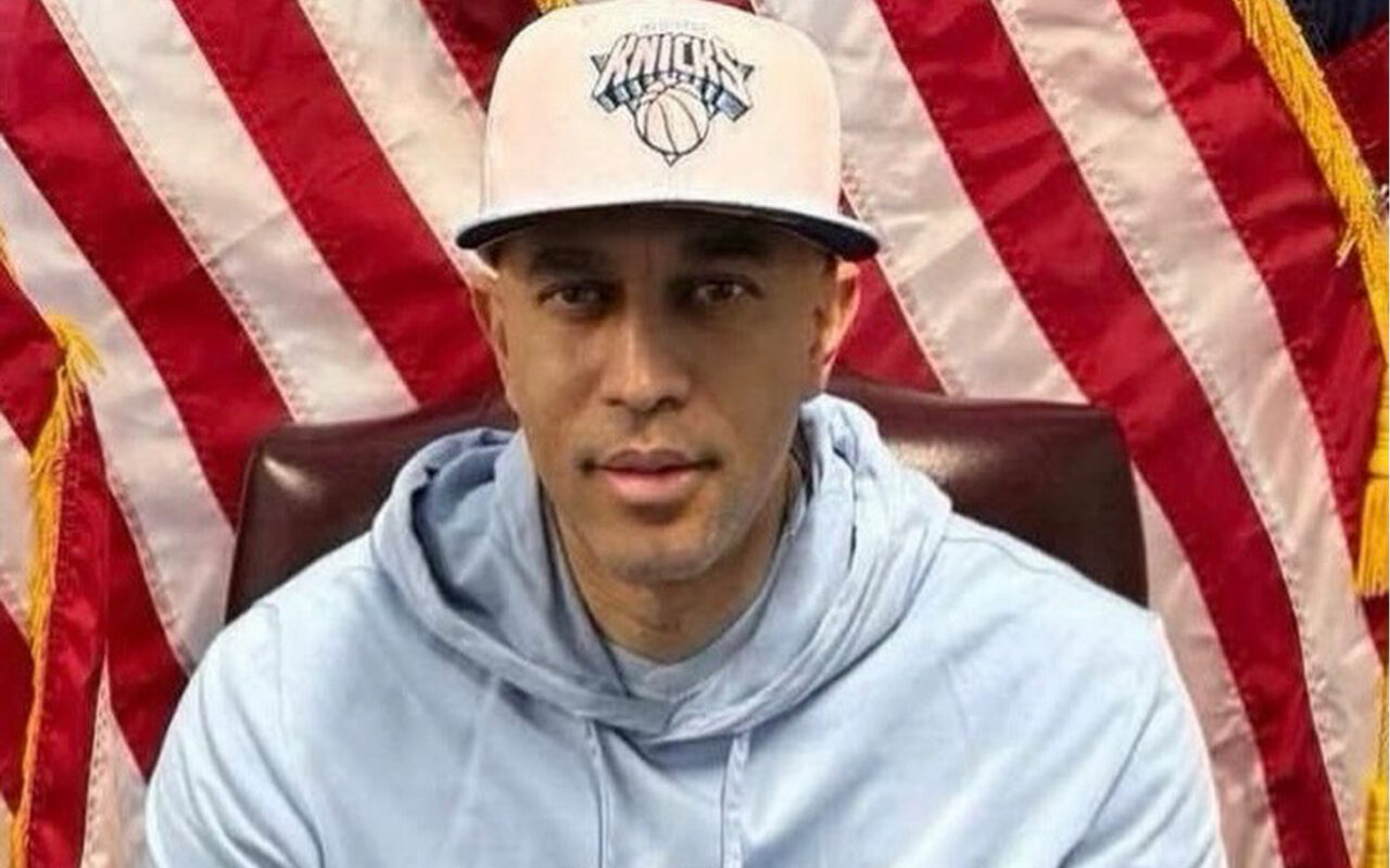 Hakeem Jeffries mocked for posting apparent Facetuned image of himself in Knicks hat: ‘Just bizarre’