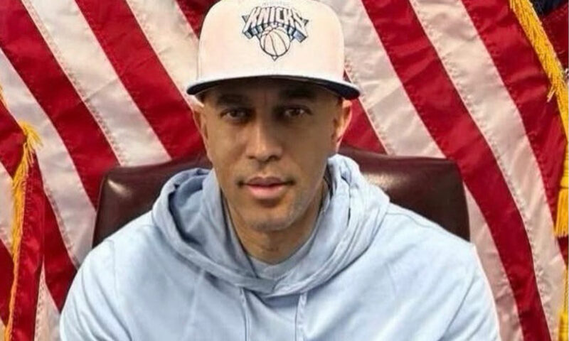 Hakeem Jeffries mocked for posting apparent Facetuned image of himself in Knicks hat: ‘Just bizarre’