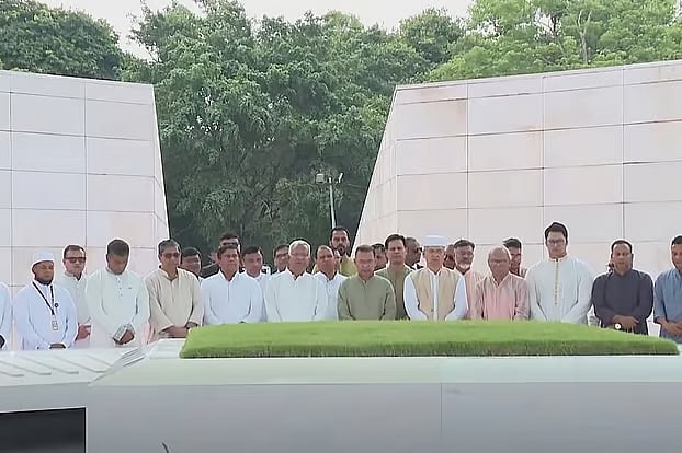 Prime minister offers prayers at graves of Zia and Khaleda Zia