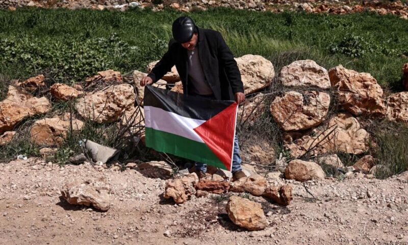 الضفة الغربية: مستوطنون يشعلون النار في مركبات ويهاجمون مسجدا قرب رام الله