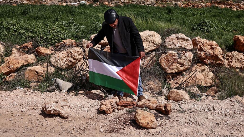 الضفة الغربية: مستوطنون يشعلون النار في مركبات ويهاجمون مسجدا قرب رام الله