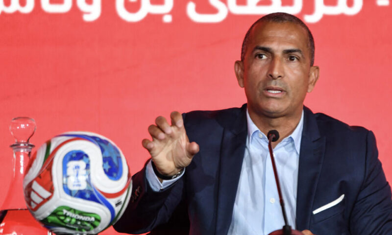أنباء عن إقالة صبري اللموشي مدرب منتخب تونس بعد الهزيمة المذلة أمام السويد في المونديال