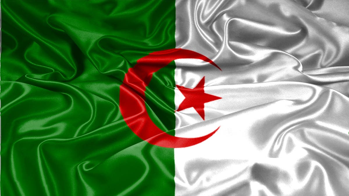 فيديو تكريم مؤثرين يهز الجزائريين.. بسبب “تدنيس العلم”
